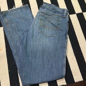 Ariat Light Wash
Size 34/36
*small white paint stain pictured*